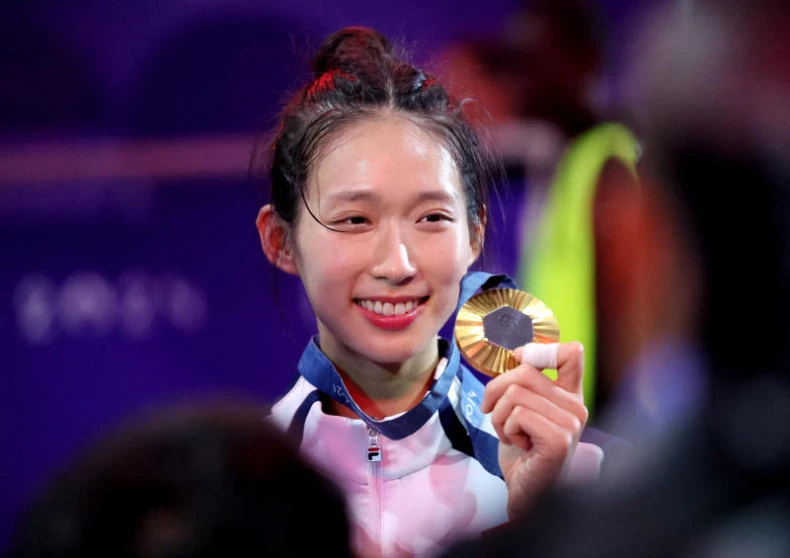 Vivian Kong có vẻ đẹp mang đậm chất Hoa, giỏi kiếm, lại giỏi đàn. Ảnh:AFP Nhung-tam-HCV-Vivian-Kong.jpg