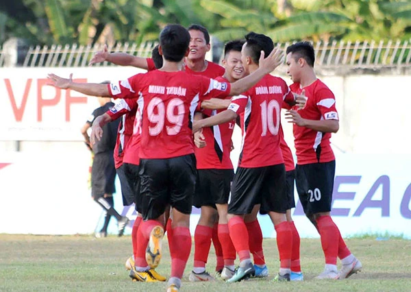 ĐT. Long An từng là một thế lực, một "đại gia" V- League nay cũng trả đội bóng về Sở VH-TT Long An Bao-Kho-khan.jpg