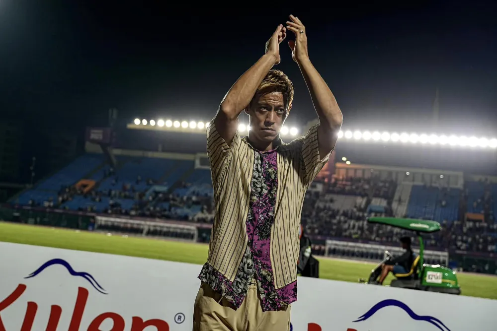HLV Keisuke Honda khi dẫn dắt U-23 Campuchia đá SEA Games 32 và bị loại ngay sau vòng bảng. Ảnh:CTP Keisuke Honda-2.jpg