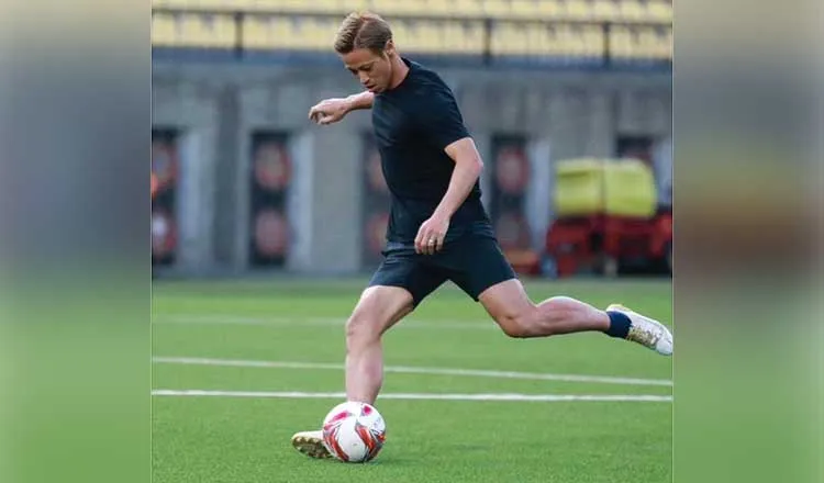Ở tuổi 38, Keisuke Honda đến với núi non vùng Bhutan để khoác áo CLB Paro. Ảnh: K.T Keisuke Honda.jpg