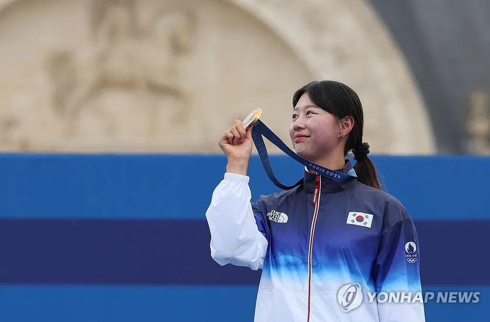 Kim Si-hyeon có 3 HCV gồm 1HCV cá nhân,1HCV đồng đội nữ và 1HCV đồng đội nam-nữ. Lim Si-hyeon-1.jpg