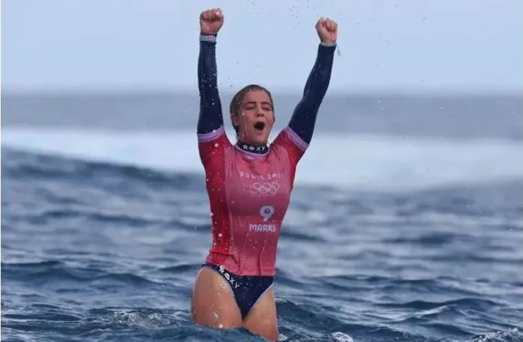 VĐV Caroline Marks (Mỹ) đoạt HCV lướt ván Olympic Paris 2024 tại Tahiti. Ảnh: AFP Cach-nuoc-Phap.jpg