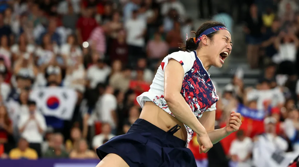 An Se-young phấn khích sau trận chung kết đánh bại tay vợt Trung Quốc He Bingjiao 2-0 để vô địch Olympic Paris 2024 ở tuổi 22. Ảnh: K.T Tay-vot-An-Se-young-1.jpg