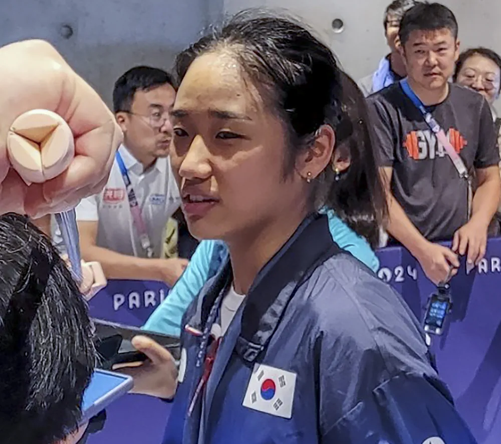 Sau khi lên ngôi nội dung đơn nữ cầu lông Olympic Paris 2024, An Se-yong trút giận. Ảnh:K.T oán trách của nhà vô địch