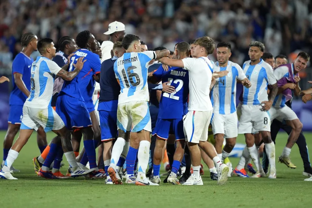 Các cầu thủ Pháp xô xát với Argentina ở tứ kết. Ảnh: Getty Cả Pháp và Tây Ban Nha đều xứng đáng giành HCV môn bóng đá nam Olympic Paris 2024 nhưng chỉ có 1 đội giành chiến thắng