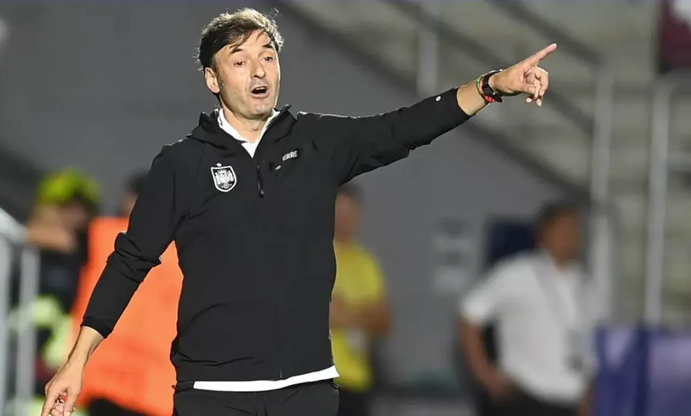 HLV Santiago Denia của Olympic Tây Ban Nha rất giàu kinh nghiệm do làm trợ lý của HLV Luis De la Fuente. Ảnh: AFP Chung-ket-Bong-da-nam.jpg