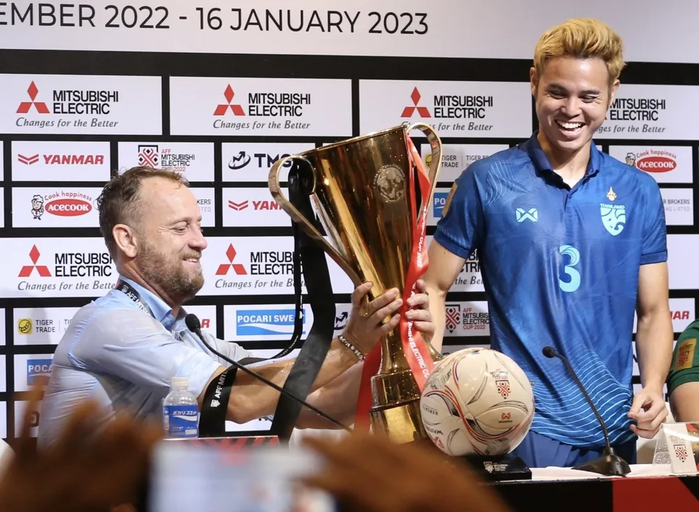 HLV Mano Polking hai lần gần nhất đưa tuyển Thái Lan lên ngôi AFF Cup (2021 và 2022). Ảnh: CTP AFF-Cup-2024-1.jpg