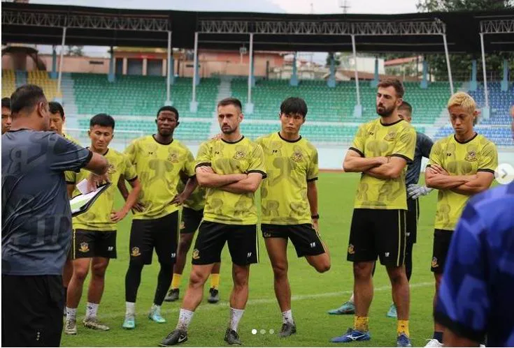 Keisuke Honda (bìa phải) cùng các đồng đội lắng nghe bài vở của HLV trước. Ảnh: AFC Cau-thu-Hon-da-1.jpg