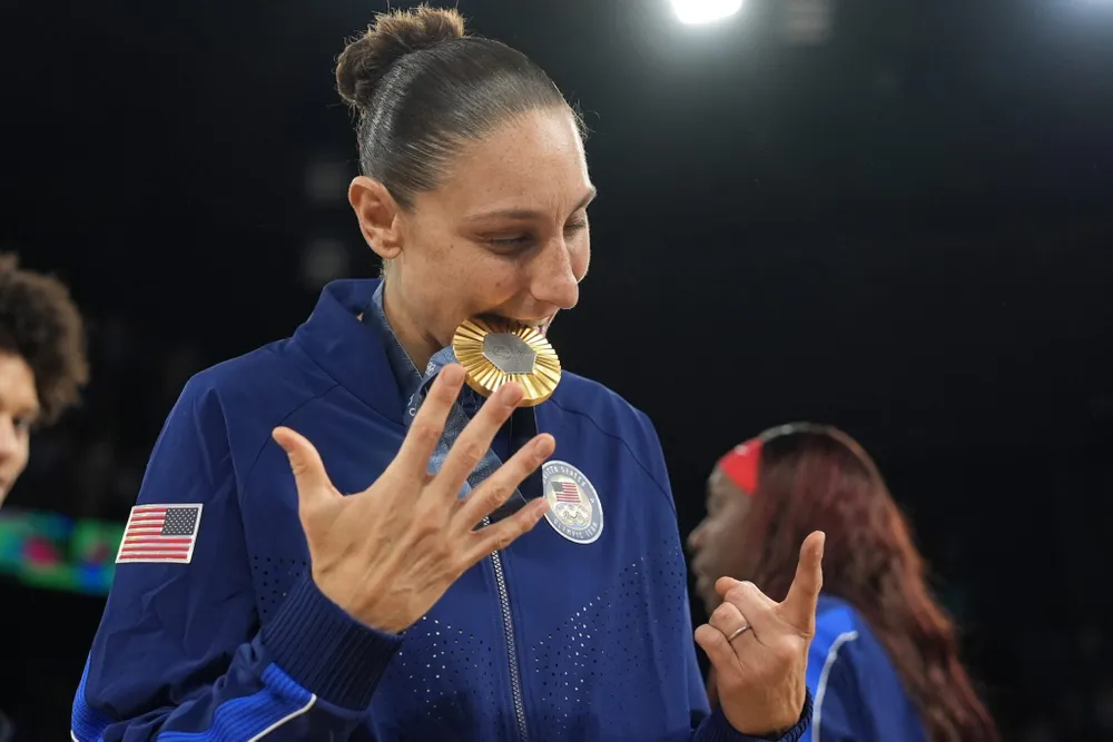 Diana Taurasi giơ sáu ngón tay thể hiện việc cô giành sáu chiếc HCV Olympic. Ảnh:Reuters. Diana Taurasi-6-Olympic.jpg