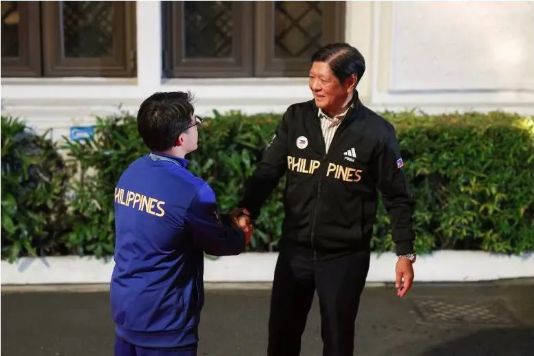 Tổng thống Philippines Ferdinand Marcos Jr bắt tay nhà vô địch Olympic Paris 2024 Carlos Yulo tại Dinh Tổng thống ở Manila. Ảnh:Inq THai-Lan-moi-ngay-Munehri-Kugimiya-1.jpg