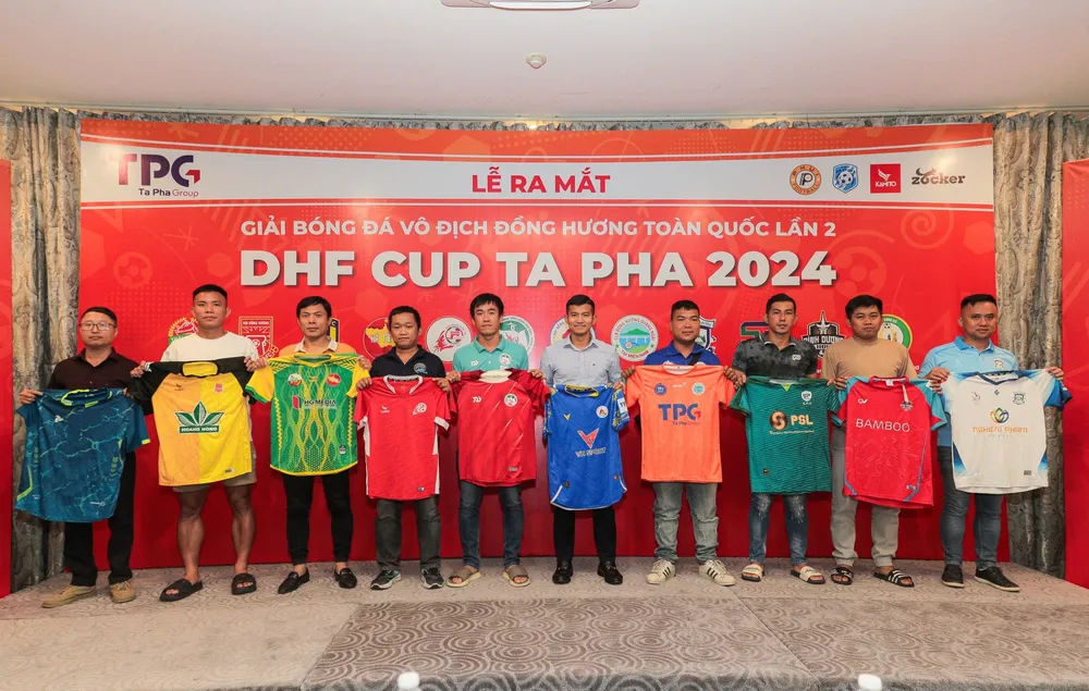 Các đội giới thiệu áo đấu tại giải Đồng hương-TA-PHA 2024. Ảnh:CTP Tu-ca-vua-phui3.jpg