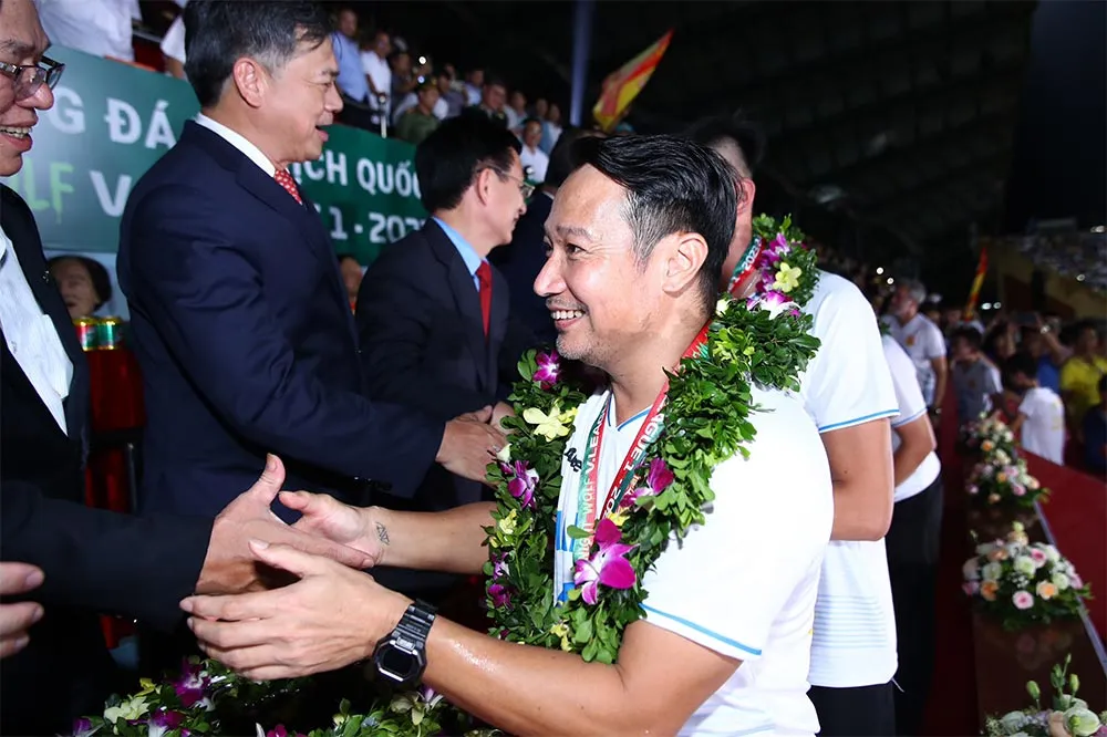 HLV Vũ Hồng Việt phải có sự tính toán, nghiên cứu và đầu tư kỹ lưỡng thì mới có kết quả tốt. Ảnh: VPF CLB-TX-Nam-dinh.jpg