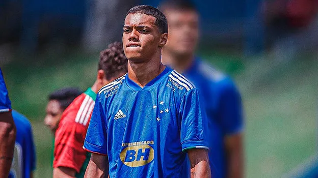 Cái bóng ông bố quá lớn mà Joao Mendes khó thoát ra. Ảnh:Global Soccer Con-trai-Ronaldinho-2.jpg