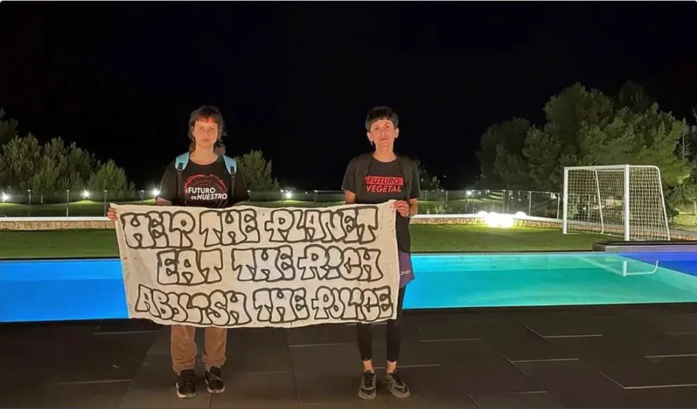 Tổ chức phá hoại biệt thự của Messi