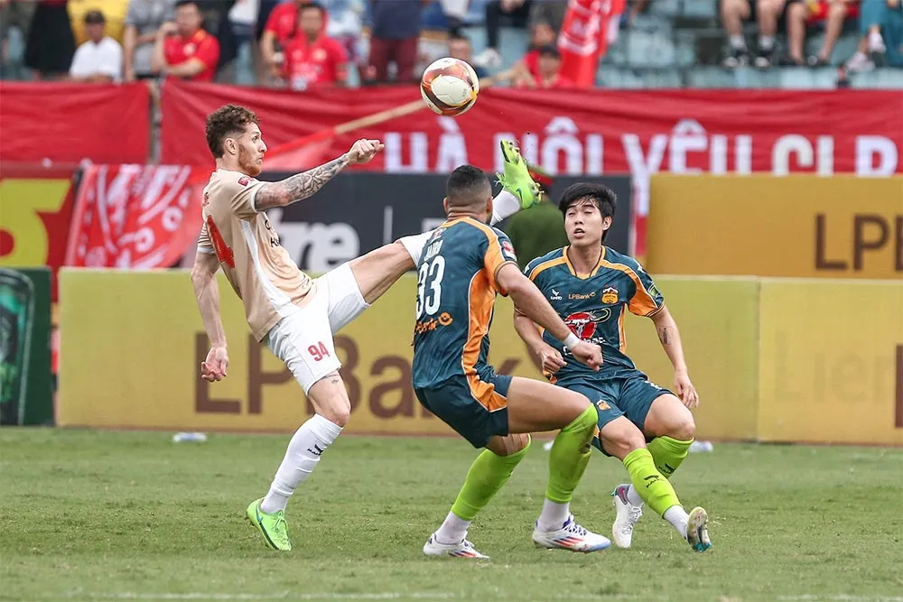 THeerathon-Neil-Etheridge-đối đầu.jpg