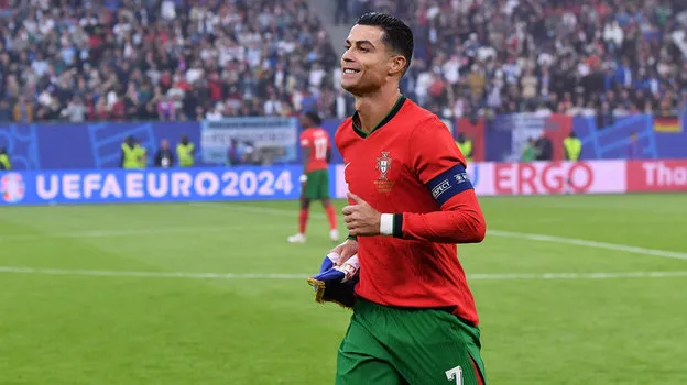 Vừa qua Forbes tiết lộ, Ronaldo là VĐV thu nhập cao nhất thế giới, trong khi Messi đứng thứ 3. Ảnh: S.E