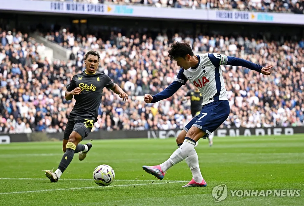 Đội trưởng Son Heung-min biến thủ môn số 1 của đội tuyển Anh Jordan Pickford thành một gã hề. Son-Heung-min-1.jpg