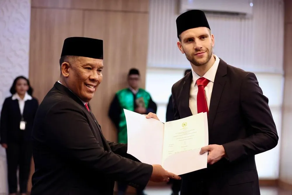Thủ môn Maarten Paes (phải) đang khoác áo CLB Dallas FC của Mỹ đã hoàn tất thủ tục nhập tịch Indonesia-niềm tin ở cầu môn của HLV Shin Tae-yong. Ảnh: Bola Shin-Tae-yong-Maarten-Paes.jpg