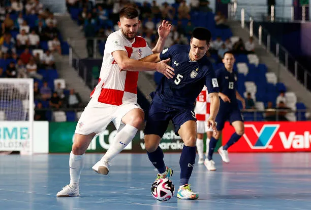 Tuyển Thái Lan tiếp cận trận đấu rất nhanh như kiểu đánh úp Croatia ngay từ đầu. Ảnh:Getty World-Cup-Futsal-Thai-Lan-Croatia-1.jpg