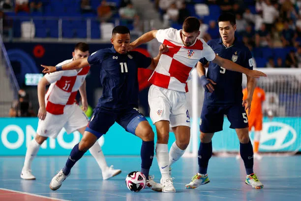 Mohammad Osamansuma (11) có bàn thắng phút thứ 2 giây thứ 45 cho Futsal Thái Lan. Ảnh:Getty World-Cup-Futsal-Thai-Lan-Croatia-3.jpg