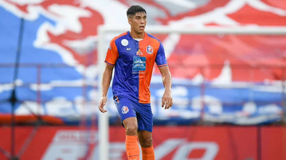 Trung vệ số 1 của tuyển Thái Lan là Elias Doloh hiện nay khoác áo Bali Utd của Indonesia nên chuyên môn không thể so bì với Jay Idzes của Indonesia. Ảnh:B.P Bong-da-Indonesia-Elias-1.jpg