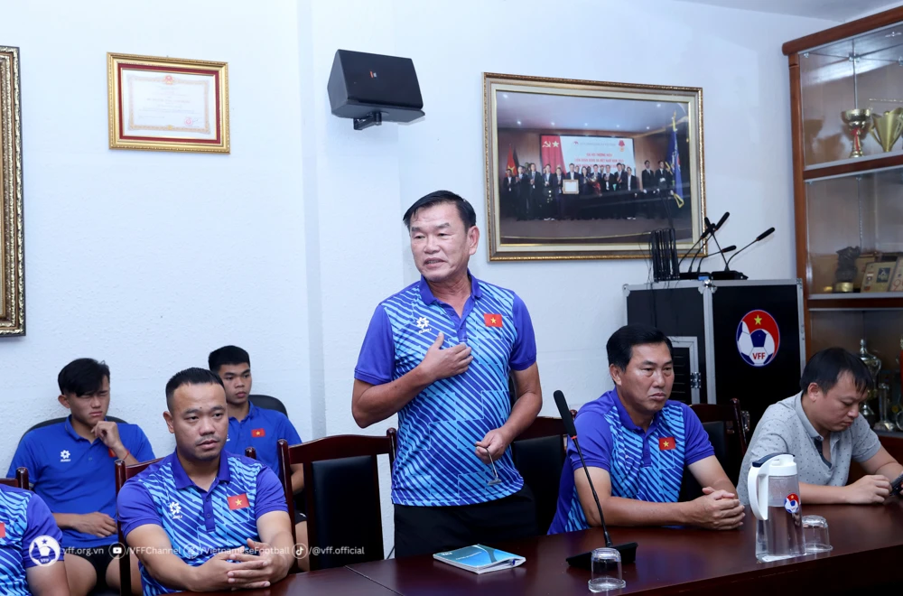 HLV-Hua-Hien-Vinh-U-20-VN-Vong-loai-U-20 châu-Á-HUng.jpg