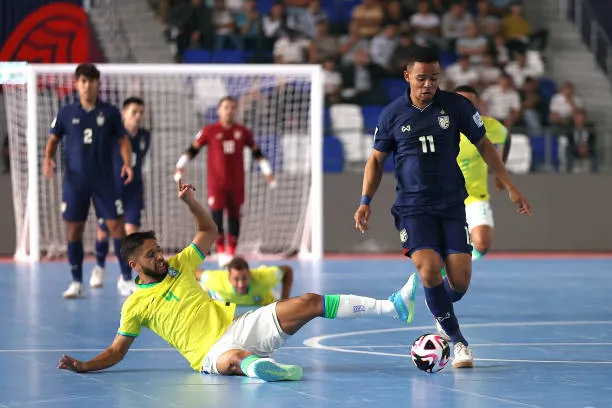 Tay săn bàn Mohammad Osamansuma (11) ghi bàn danh dự vào lưới Brazil trong trận thua 1-9, anh có thể ghi bàn vào lưới Pháp tối 27-9. Ảnh:Getty Tuyen-Thai-Lan-choi-tat-tay-Brazil-1.jpg