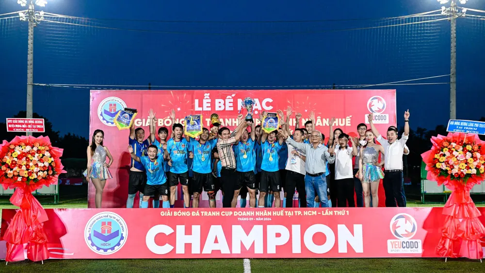 Nhà vô địch Serie A Vinh Hưng Phú Lộc. Ảnh: CTP Giai-Doanh-nhan-Hue.jpg