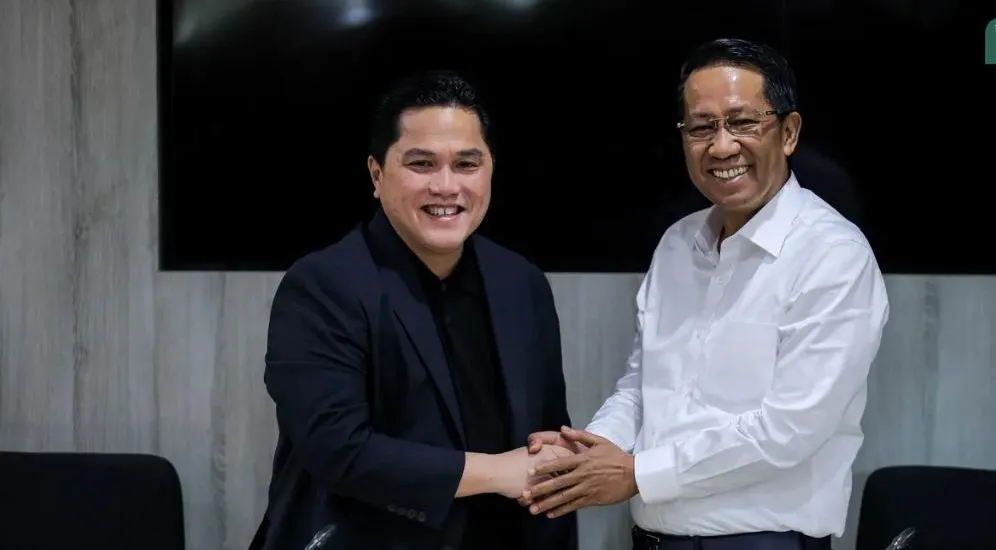 Chủ tịch LĐBĐ Indonesia, tỉ phú Erick Thohir (trái) tri ân Bộ trưởng Bộ Nội vụ Indonesia, ông Supratman Andy vì đôn đốc thuộc cấp hỗ trợ cầu thủ nhập tịch nhanh nhất. Ảnh:Bola Doi-tuyen-Indonesia-4.jpg