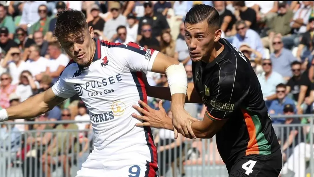 Đội trưởng đội tuyển Indonesia-Jay Idzes (4) trong màu áo Venezia đá Serie A. Ảnh:Bola Doi-tuyen-Indonesia.jpg
