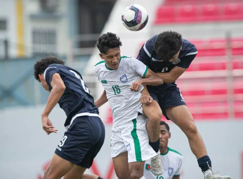 Guam (sậm) trong trận hòa Bangladesh 2-2. Ảnh: CTP U-20-Viet-nam-Guam-2.jpg