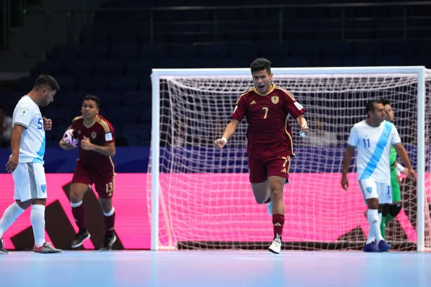 Ứng viên vô địch Tây Ban Nha lầm lũi trước Venezuela. Ảnh: Getty Futsal-World-Cup 2024-TBN-Venezuela-2.jpg