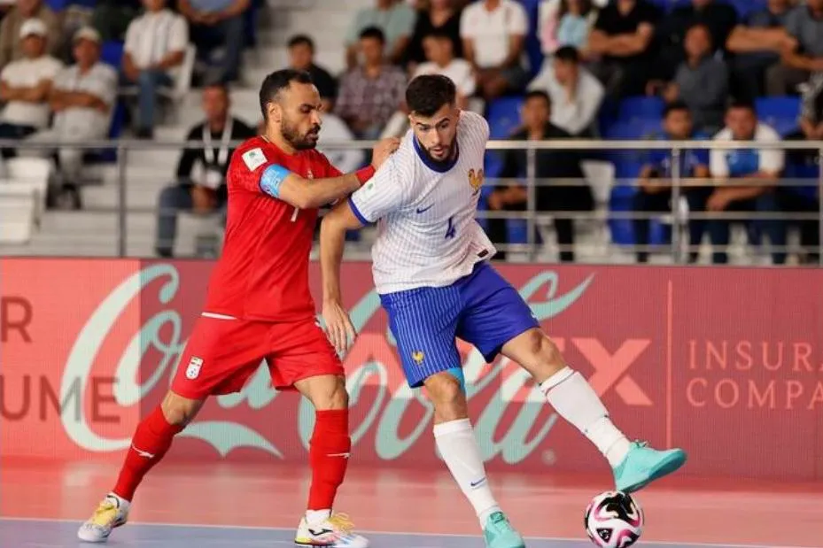 Iran (đỏ) trong trận cuối vòng bảng đánh bại Pháp 4-1. Ảnh: Getty Futsal World Cup 2024-Iran-1.jpg