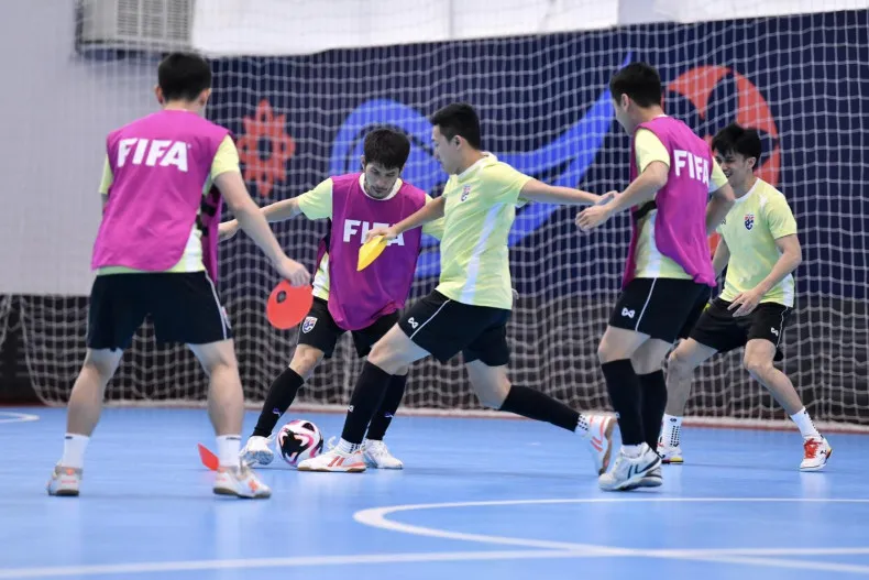 Buổi tập của tuyển Thái Lan tại nhà thi đấu Bukhara chiều 25-9. Ảnh: Getty Futsal-World-Cup 2024-Thai-Lan.jpg