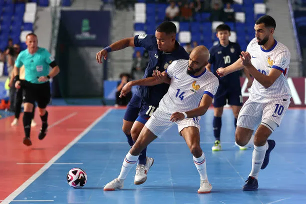 Đánh bại Thái Lan 5-2, Pháp chạm trán với thế lực Nam Mỹ Paraguay ở tứ kết. Ảnh:Getty. Futsal-World-Cup-2024-Thai-Lan-Phap-1.jpg