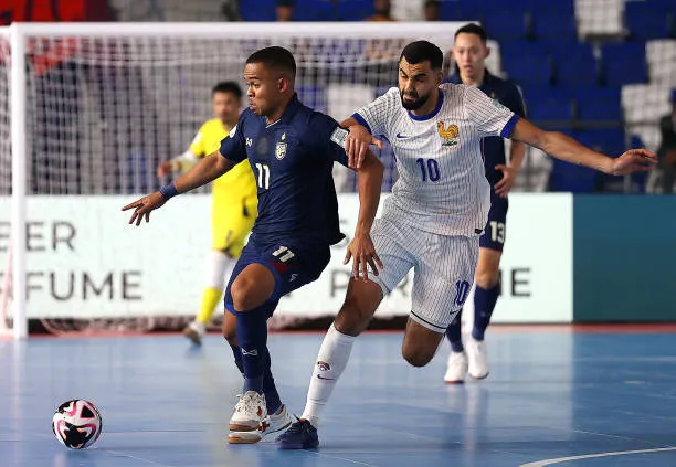 Tay săn bàn Mohammad Osamansuna của tuyển Thái Lan liên tục bị "chăm sóc" chu đáo. Ảnh:Getty Futsal-World-Cup-2024-Thai-Lan-Phap-2.jpg