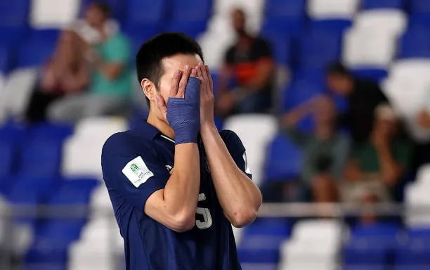 Sarawut liên tục ôm mặt vì tiếc nuối. Ảnh: Getty Futsal-World-Cup-2024-Thai-Lan-Phap-4.jpg
