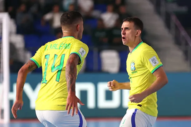 Marcel ăn mừng tuyệt phẩm của mình cùng đồng đội. Ảnh:Getty Futsal World Cup 2024-Brazil-Morocco-3.jpg