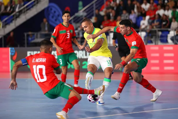 Dyego trong vòng vây của Morocco. Ảnh:Getty Futsal World Cup 2024-Brazil-Morocco.jpg