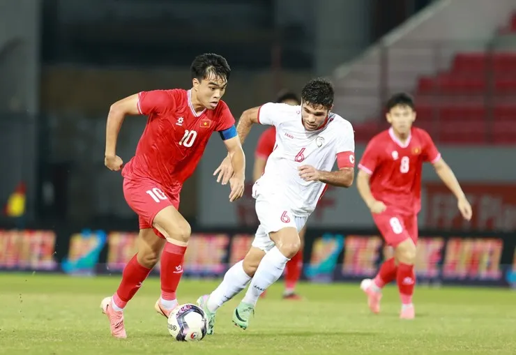 Đội trưởng Công Phương nỗ lực đi bóng. Ảnh: CTP Vong-loai-U-20-Chau-A-VN-Syria.jpg