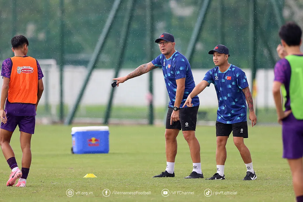 HLV- Cristian-Roland-U-17-Viet-nam-1.jpg