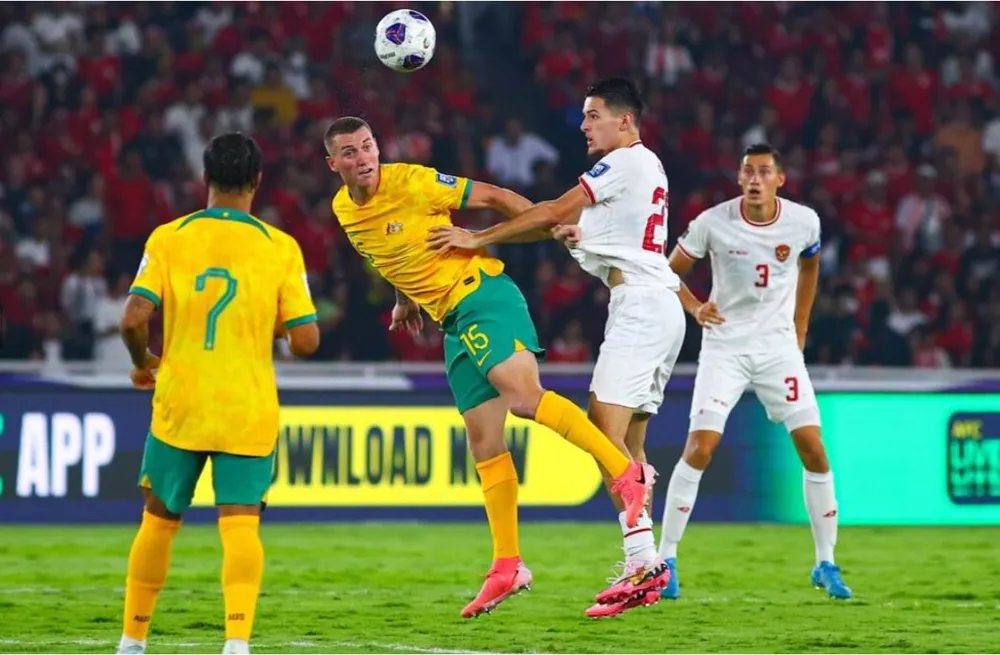 Hai trung vệ Tây của đội tuyển Indonesia gồm Jay Idzes (3,Venezia thuộc Serie A) và Calvin Verdonk (Nijmegen, Hà Lan). Ảnh:AFC