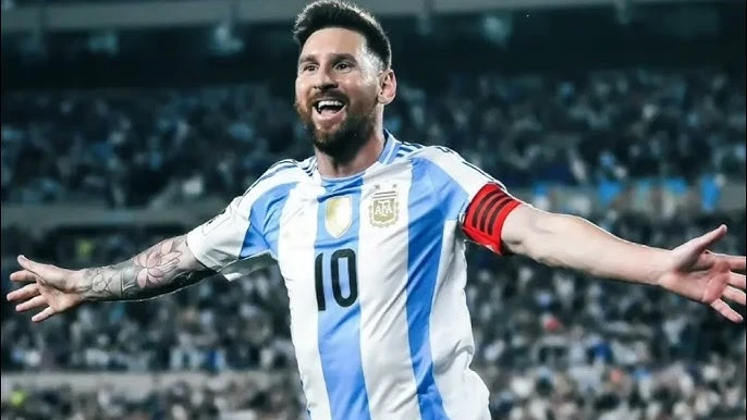Cú hat trick của Messi vào lưới Bolivia giúp anh vượt qua Ali Daei,Messi chỉ thua Ronaldo... 20 bàn. Ảnh: Getty