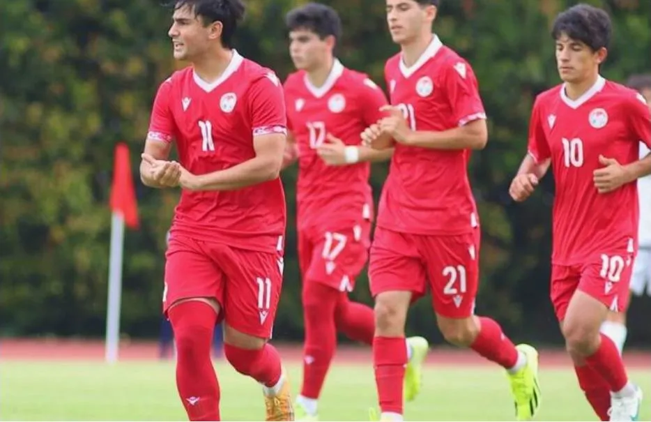 Tiền đạo Nazriev (11, Tajikistan) ghi gần 5 hat trick, 14 bàn. Ảnh:AFC Vong-loai-U-17-chau-A-1.jpg
