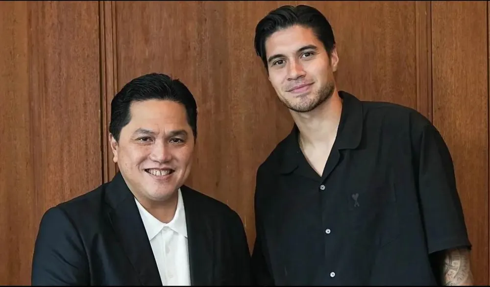 Kevin Diks cùng Chủ tịch LĐBĐ Indonesia, tỉ phú Erick Thohir (trái). Ảnh: Bola Doi-tuyen-INdonesia.jpg