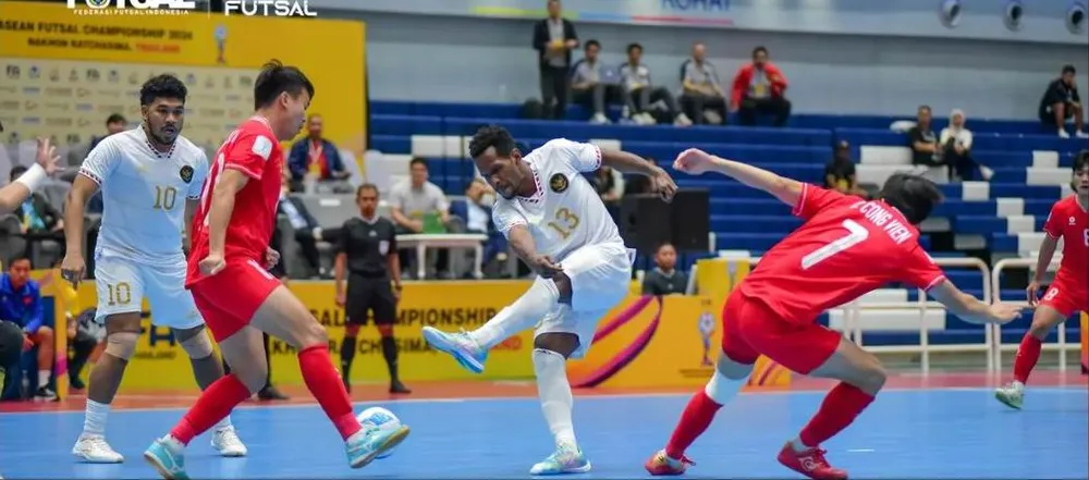 Tuyển Indonesia đánh bại tuyển Việt Nam 2-0 ở trận chung kết tối 10-11 tại Korat. Ảnh: CTP Tuyen- Indonesia-co-qua-2.jpg