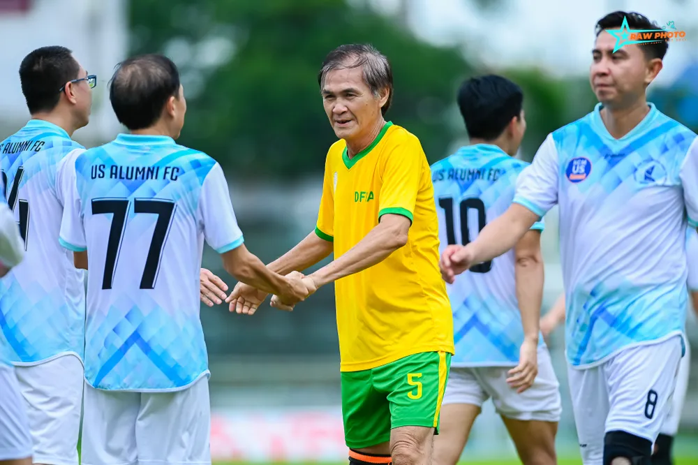 Cựu danh thủ, cựu HLV Lai Hồng Vân bắt tay giao với các cầu thủ đội khách USA FC. Ảnh: CTV Thầy Đoàn Minh Xương