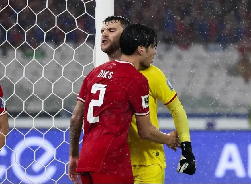 Thủ môn Maarten Paes và hậu vệ Kiks thất vọng trong trận thua Nhật Bản 0-4. Ảnh:Bola