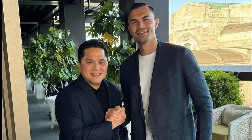 Tỉ phú Erick Thohir đang có chuyến công cán tại Ý để chốt những điều khoản cuối cùng để thủ môn Emile Auderio về khoác áo đội tuyển Indonesia. Ảnh:Bola Doi-tuyen-Indonesia-Thohir.jpg
