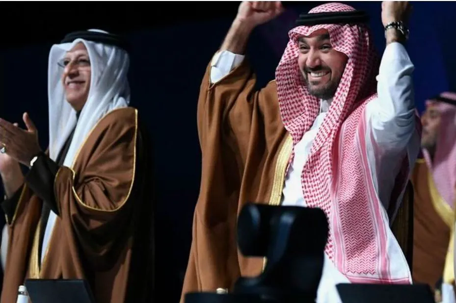 Chủ tịch AFC Ebrahim Al Khalifa (trái) và Hoàng tử, Bộ trưởng Bộ Thể thao Saudi Arabia Abdulaziz bin Turki ăn mừng chiến thắng.